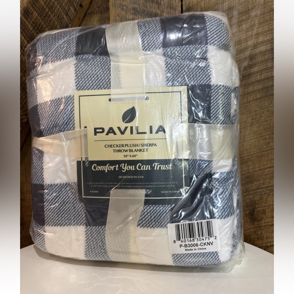 New Pavilia Checkerplush/Sherpa Throw Blanket Blue/White 50”x60” NWT